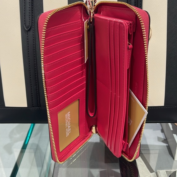 MICHAEL KORS JST
Leather Continental Wristlet Phone Case Wallet
NWT - Picture 8 of 16